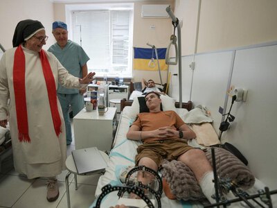 Легендарна сестра Марія Люсія Карам Падія  відвідала поранених українських прикордонників. ВІДЕО