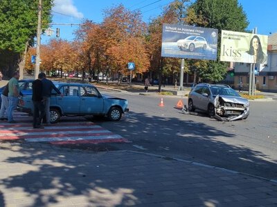 У Черкасах водійка кросовера намагалась “проскочити” на червоне світло і спричинила потрійну аварію