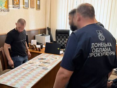 Посадовець навчального центру та двоє спільників торгували посвідченнями тракториста за десятки тисяч гривень