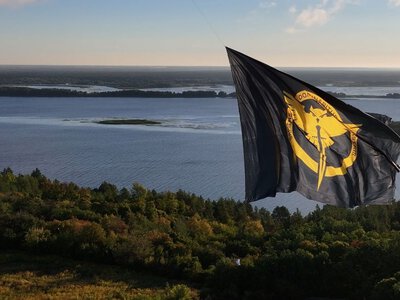 Величезний прапор ГУР МО над Київщиною: Dronarium Academy привітала з Днем воєнної розвідки