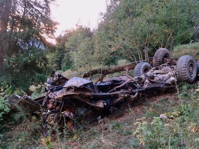 П'яний фатальний факап на Верховинщині: вантажівка з дітьми всередині летіла зі схилу та кілька разів перекинулася