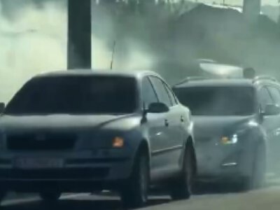 На Хотинській у Чернівцях загорівся автомобіль: причину пожежі з’ясовують