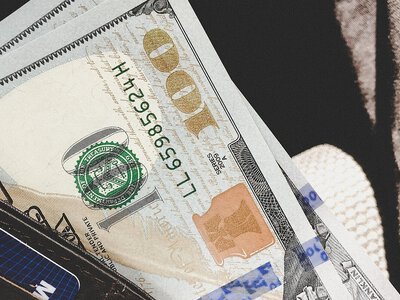 Долар помітно подешевшав після великих продажів НБУ на міжбанку