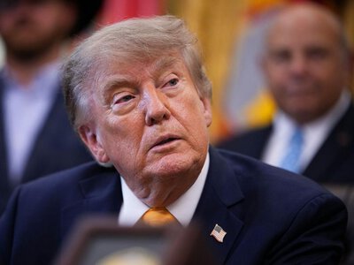 Трамп різко потемнів: перукарка пояснила, що сталося з його волоссям