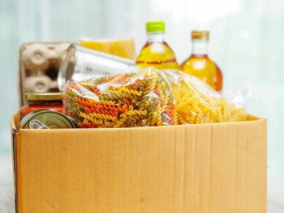 Продуктові набори Укрпоштою: хто з пенсіонерів може отримати та як зареєструватися