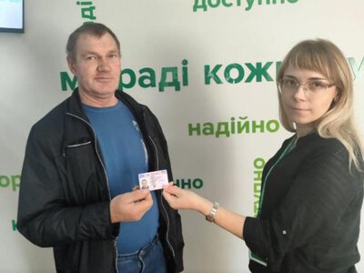 У Дубні водій обміняв старе посвідчення водія на нове