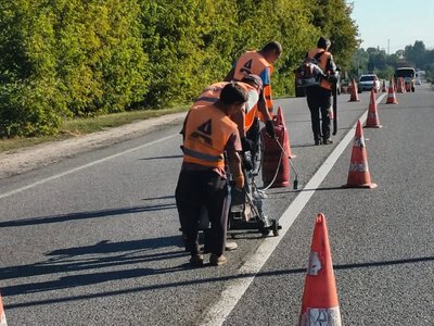 На дорогах Волині ремонтують покриття та узбіччя: де працюють дорожники