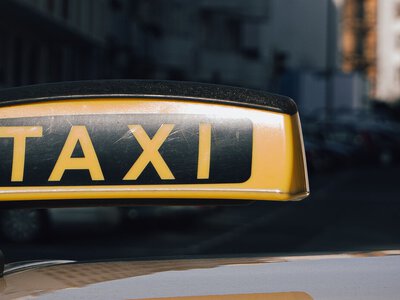 Ціни на таксі під час тривог хочуть обмежити: яку надбавку дозволять