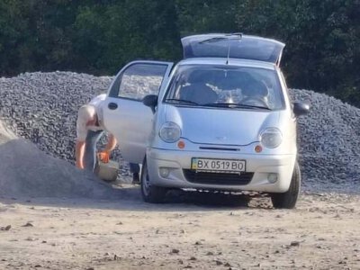 У Красилові невідомі самовільно вивезли щебінь з території ЖЕКу