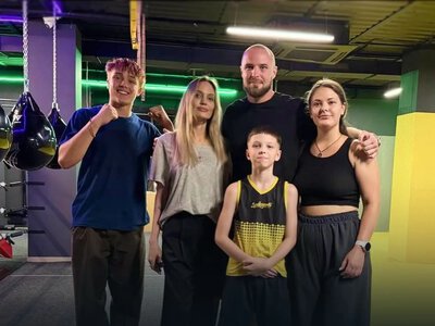 Анджеліна Джолі завітала до боксерського клубу в Харкові, її син Нокс провів тренування із українськими захисниками