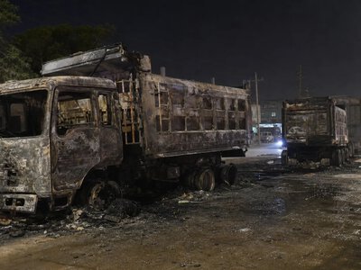 У Карачі натовп спалив два самоскиди після загибелі 13-річного мотоцикліста — Dawn