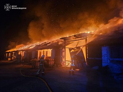 У Надвірній горів склад площею 1200 квадратних метрів