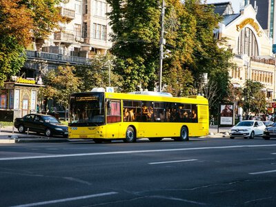 Після атаки у Києві змінили дев’ять маршрутів: біля «Лісової» сотні людей чекають транспорт на правий берег.