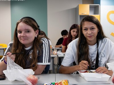 Безкоштовні гарячі обіди: чим годують запорізьких школярів - відео, фото