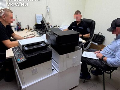 Майже 2,4 мільйона гривень незаконних виплат: експосадовцю військової частини повідомили про підозру