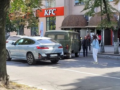 У центрі Кременчука BMW зіткнувся з УАЗом