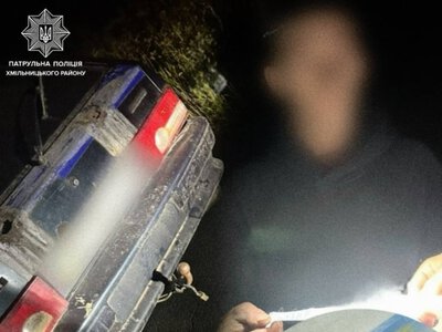 Зупинили за порушення: на Вінниччині водій показав поліцейським підроблене посвідчення