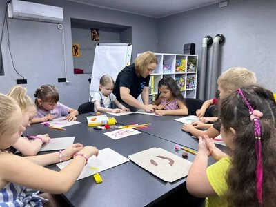 37 заходів та 519 наборів допомоги: гумцентр у Херсоні допоміг 272 жителям