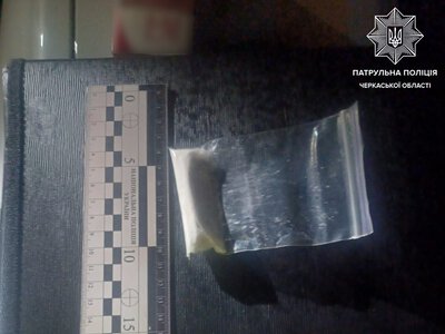 Видав себе поведінкою: у Черкасах патрульні виявили у чоловіка наркотики