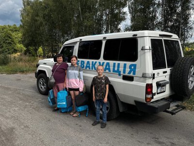 Волонтери броньованим транспортом евакуювали з села на Шосткинщині маму з двома дітьми