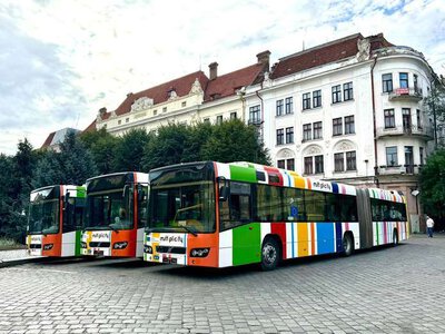 Автопарк Чернівців поповнився трьома великими автобусами з Люксембурга