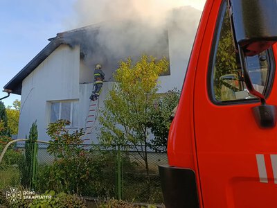 Сусіди розбудили чоловіка, коли вогонь охопив його будинок на Хустщині