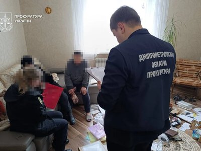 Били, морили голодом і саджали на ланцюг - у Дніпрі подружжя обвинувачують у катуванні шістьох дітей