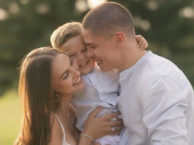 Денис Попов із дружиною підкорили соцмережі щирою фотосесією з маленьким сином