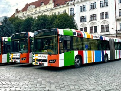 Чернівецька громада отримала три автобуси від міста Люксембург