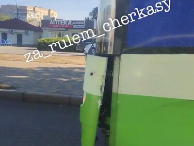 У Черкасах водій автомобіля ЗАЗ зіткнувся із тролейбусом