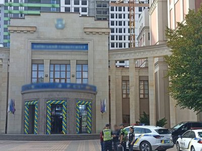 Поліція зайнялася київським вишем, який проводив посвяту студентів просто неба під час тривоги...