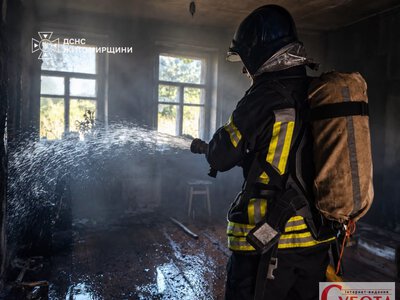 Отруїлася чадним газом: під час пожежі на Коростенщині вогнеборці врятували жінку