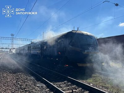 Дрон ударив по пасажирському потягу у Запоріжжі: загинула провідниця, вагони загорілися (фото)