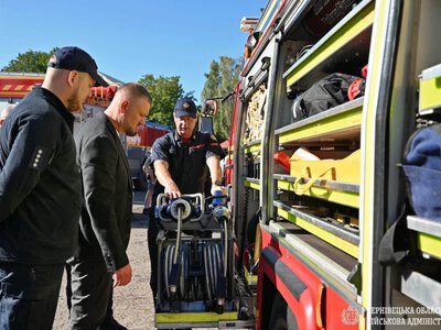 На Буковині громада отримала пожежну машину від благодійників із Великої Британії