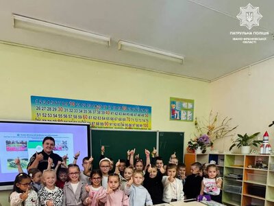 У ліцеях Івано-Франківська інспектори Служби освітньої безпеки проводять пізнавальні заняття для першокласників