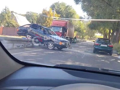 У Дніпрі на Криворізькій Audi повис на відбійнику після зіткнення з вантажівкою, є постраждалий