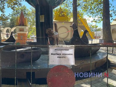 У Миколаєві в “Казці” на ремонт зняли карусель “Дуб”: під час робіт лопнули чотири стропи (відео)