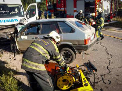 ДТП у Фастові: рятувальники деблокували водія із понівеченого ВАЗ