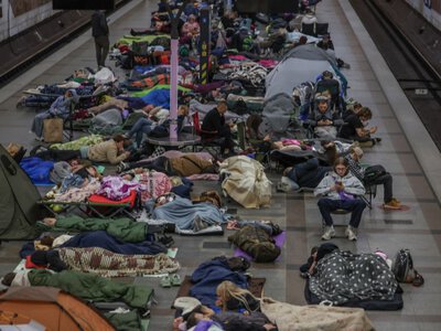 Теплі речі, вода та без наметів: Київський метрополітен нагадав правила ночівлі в укриттях