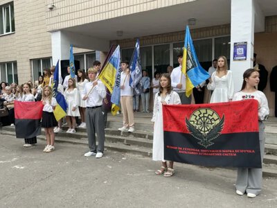 1 вересня без букетів: у Тернополі школярі зібрали 20 тисяч гривень для ЗСУ