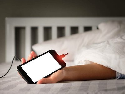 Чому не можна заряджати смартфон під подушкою або ковдрою