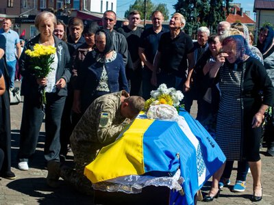 З військовими почестями: у Дубні попрощалися із солдатом Василем Семенюком