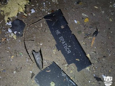 Російський дрон влучив у багатоповерхівку в Дарницькому районі Києва