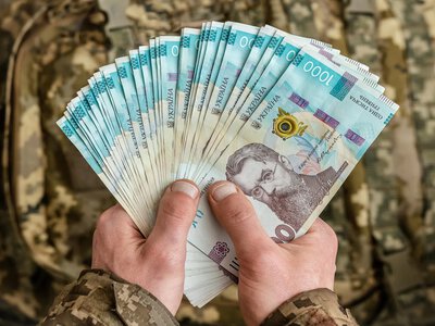 Військовим можуть виплатити до 15 місячних забезпечень при звільненні: від чого залежить сума