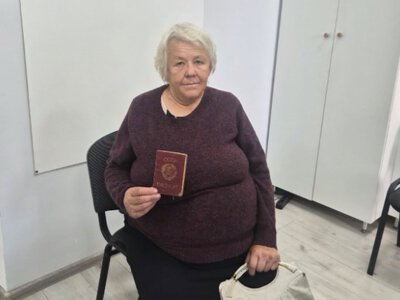 На Хмельниччині 62-річна жінка замінила радянський паспорт на сучасну ID-картку