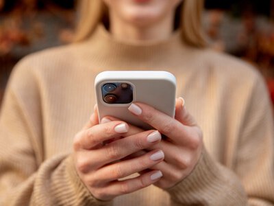 Смартфон розряджається за годину: експерти назвали головних винуватців