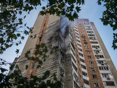 Російський дрон влучив у багатоповерхівку у Києві