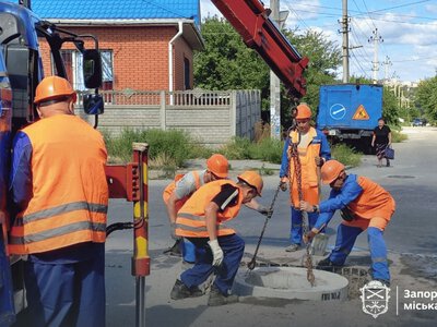 У приватній забудові одного з районів Запоріжжя відновлюють водопостачання - фото