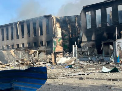 10-метрова вирва серед будинків: як виглядає одна з найбільш зруйнованих вулиць Києва після атаки РФ