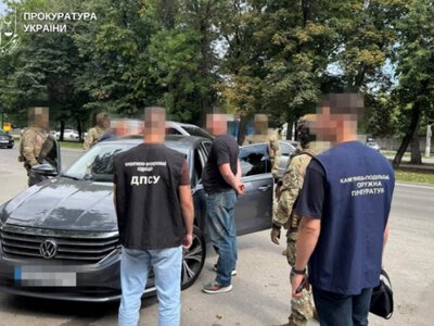 На Хмельниччині затримали киянина, який за 15 тисяч євро обіцяв переправити військовозобов’язаного до Румунії